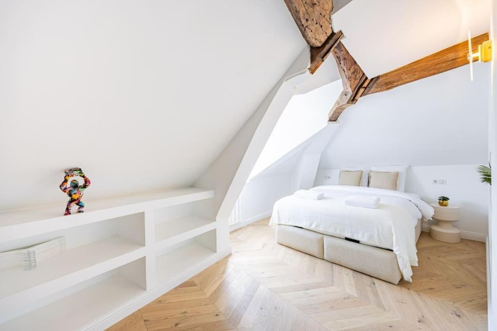 Appartement 3 Bedrooms Sacree Coeur Place Du Tertre Montmartre Parijs